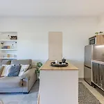 Golden Mile Getaway, Garden View, Pool & Comfort