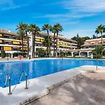 Golden Mile Getaway, Garden View, Pool & Comfort