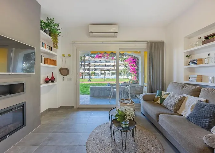 Golden Mile Getaway, Garden View, Pool & Comfort