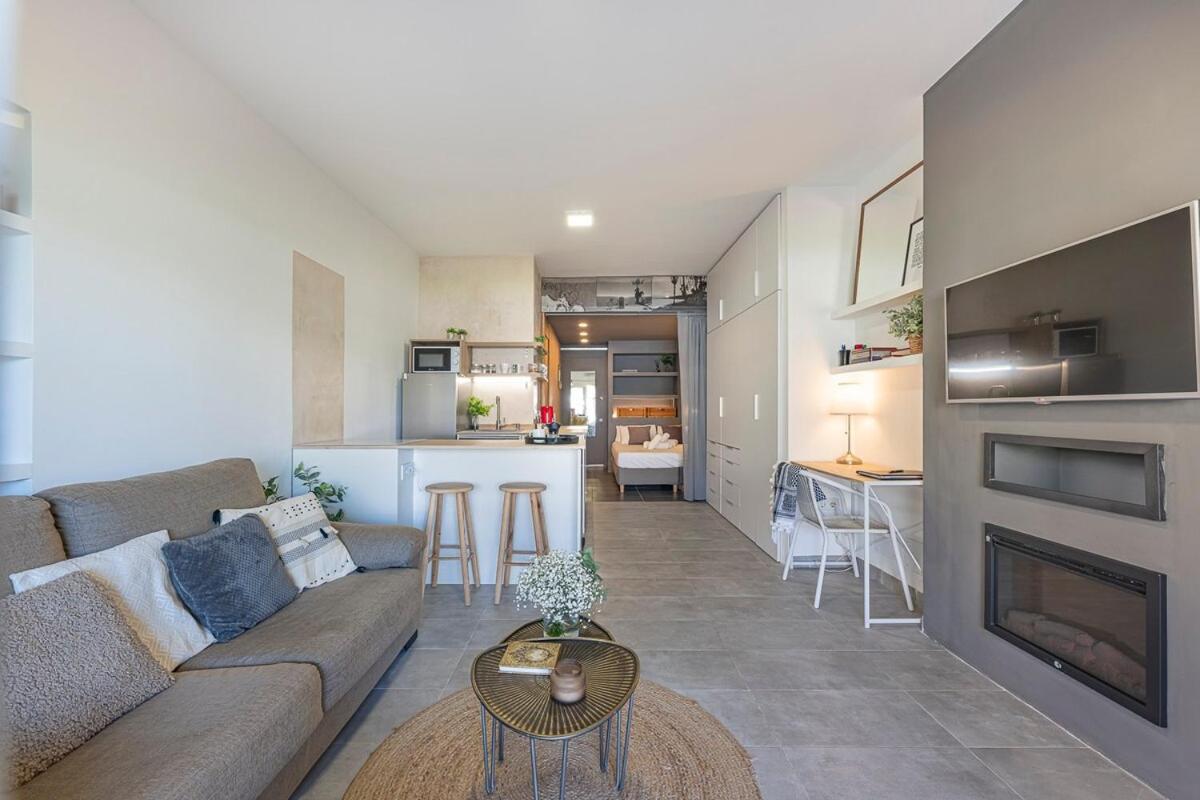 Apartment Golden Mile Getaway, Garden View, Pool & Comfort