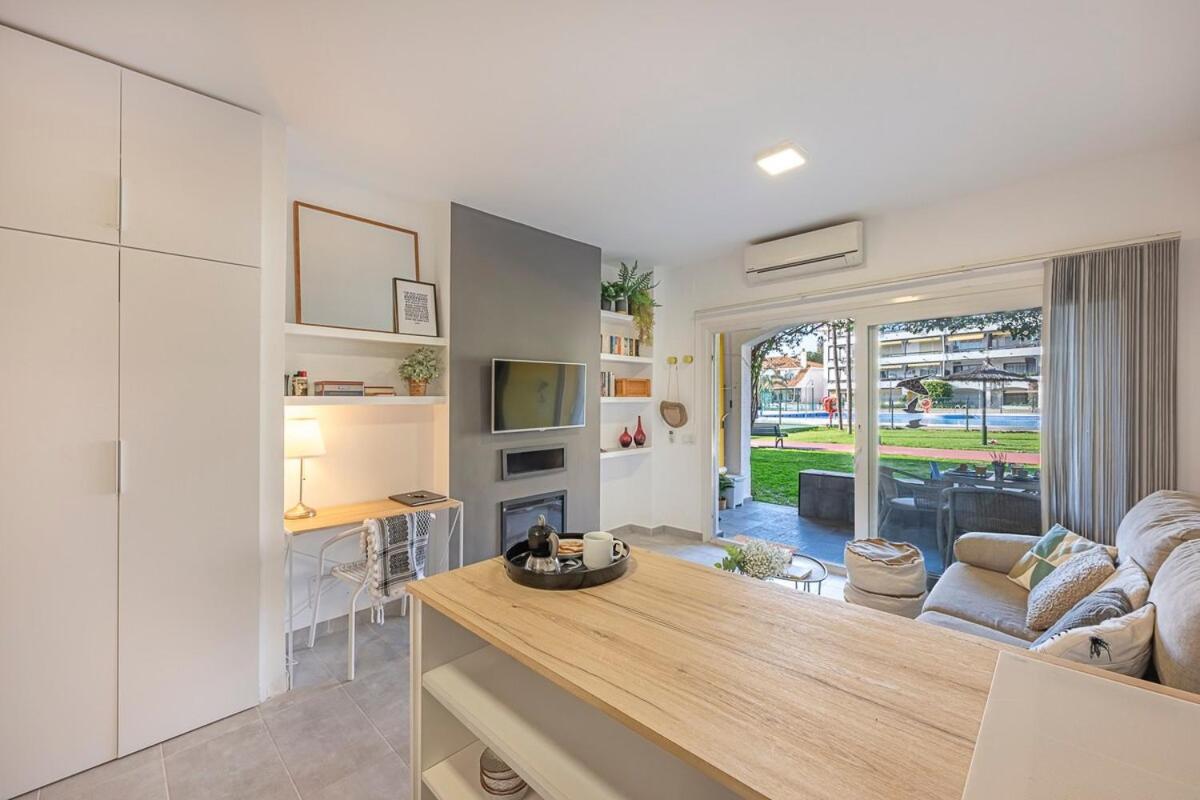 Golden Mile Getaway, Garden View, Pool & Comfort
