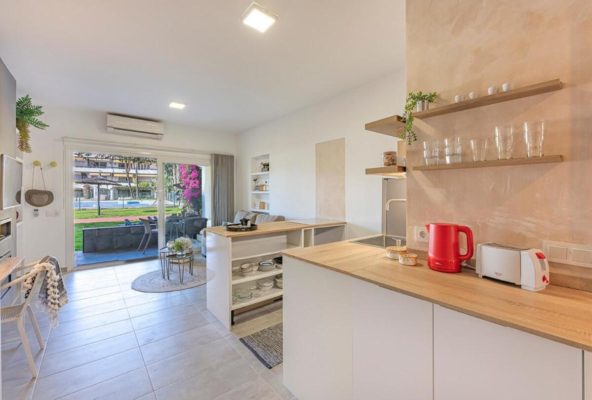 Golden Mile Getaway, Garden View, Pool & Comfort Apartment