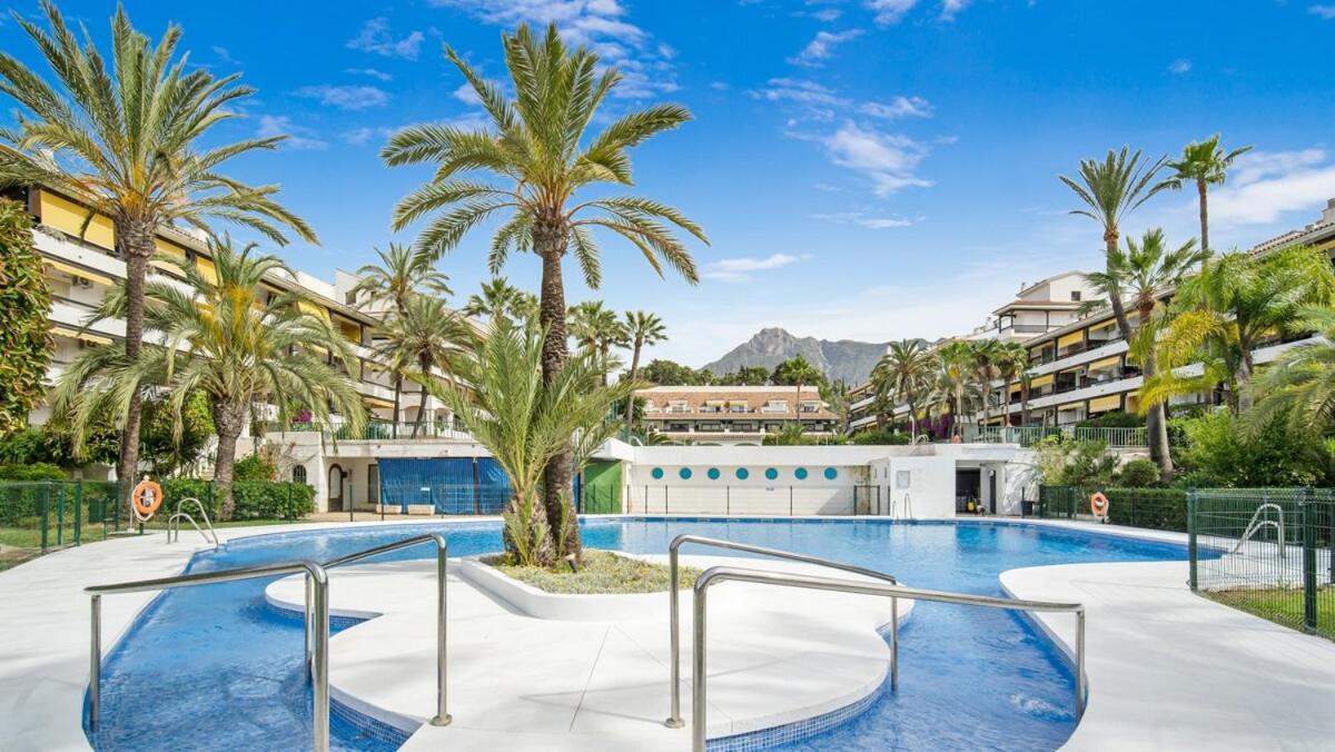 Golden Mile Getaway, Garden View, Pool & Comfort Apartment