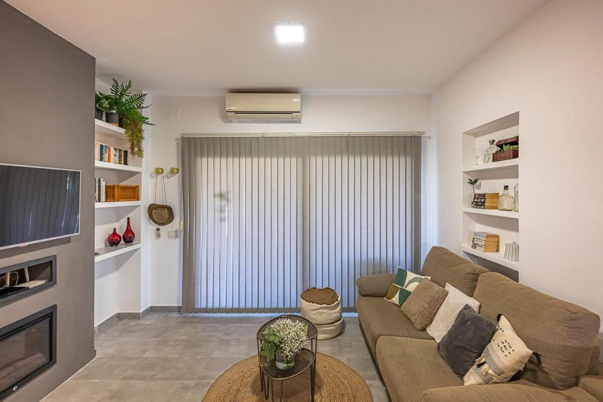 Apartment Golden Mile Getaway, Garden View, Pool & Comfort *