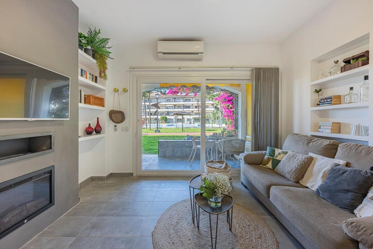 Apartment Golden Mile Getaway, Garden View, Pool & Comfort Marbella