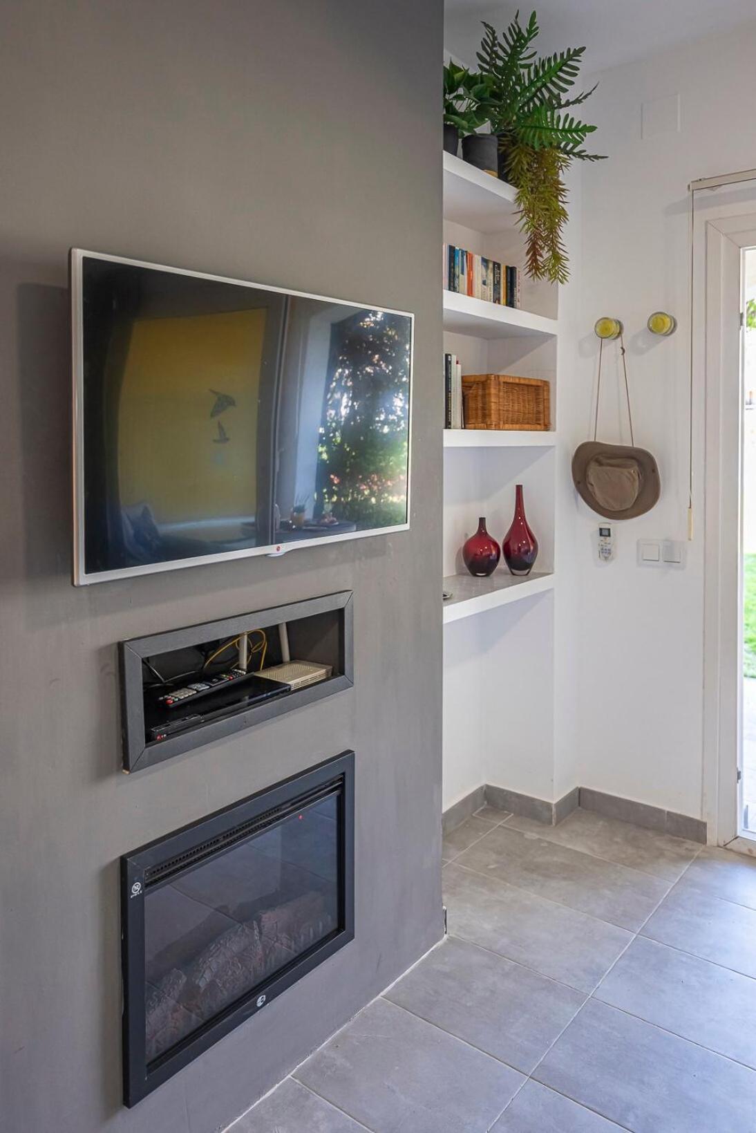 Golden Mile Getaway, Garden View, Pool & Comfort Apartment